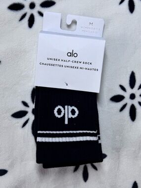 ALO Yoga Black & White Unisex Half-Crew Athletic Socks